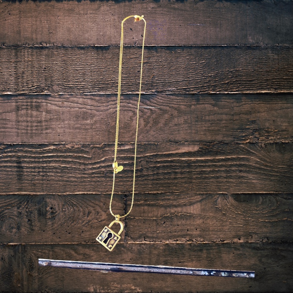 Adjustable gold necklace with lock